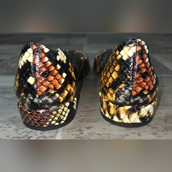 CHLOÉ LAURENA SNAKE EMBOSSED SCALLOPED FLATS. - Picture 8 of 10